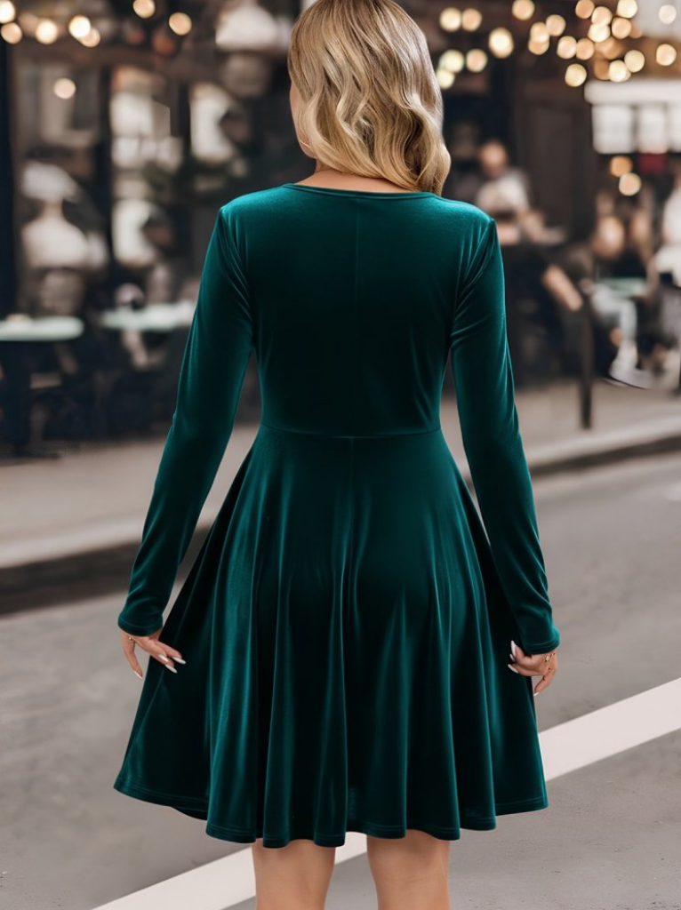 Kadın uzun kollu kruvaze yakalı toka detaylı mini kadife elbise