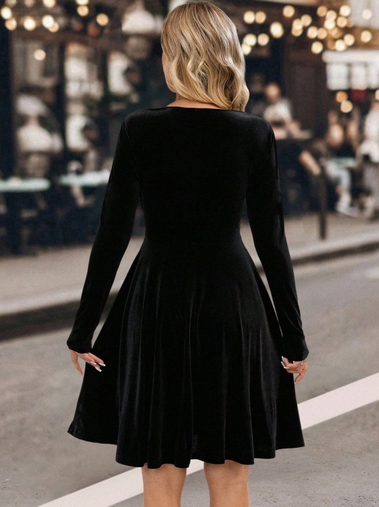 Kadın uzun kollu kruvaze yakalı toka detaylı mini kadife elbise